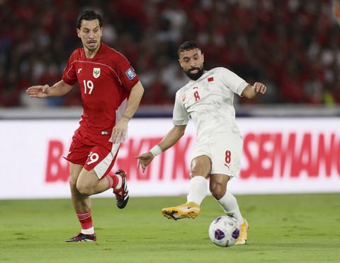 Pemain Timnas Bahrain Mohamed Marhoon berusaha melewati pemain Timnas Indonesia Thom Haye pada pertandingan Kualifikasi Piala Dunia 2026 ronde ketiga zona Asia di Stadion Utama Gelora Bung Karno, Jakarta, Selasa (25/3/2025). Foto: Ajeng Dinar Ulfiana/Reuters