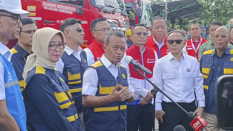 Menteri Energi dan Sumber Daya Mineral (ESDM) Bahlil Lahadalia, saat di Terminal BBM Surabaya Grup di Jalan Nilam Barat No.37, Perak Utara, Kecamatan Pabean Cantikan, Surabaya, Selasa (25/3/2025).  Foto: Farusma Okta Verdian/kumparan