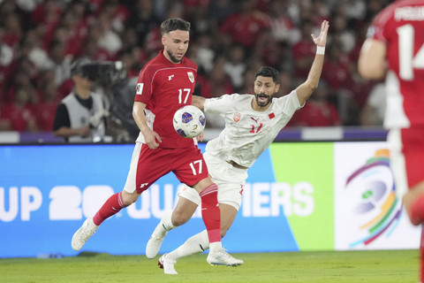 Pemain Timnas Indonesia Calvin Verdonk berusaha melewati Pemain Timnas Bahrain Ahmed Bughammar pada pertandingan Kualifikasi Piala Dunia 2026 ronde ketiga zona Asia di Stadion Utama Gelora Bung Karno, Jakarta, Selasa (25/3/2025). Foto: Tatan Syuflana/AP Photo