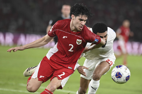 Pemain Timnas Indonesia Kevin Diks berebut bola dengan Pemain Timnas Bahrain  Abdulla Alkhalasi pada ronde ketiga Kualifikasi Piala Dunia 2026 Zona Asia di Stadion Utama Gelora Bung Karno, Jakarta, Selasa (25/3/2025). Foto: Muhammad Adimaja/ANTARA FOTO