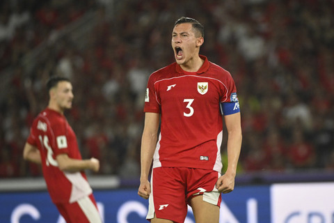 Pemain Timnas Indonesia Jay Idzes berselebrasi usai mengalahkan Timnas Bahrain pada pertandingan ronde ketiga Kualifikasi Piala Dunia 2026 Zona Asia di Stadion Utama Gelora Bung Karno, Senayan, Jakarta, Selasa (25/3/2025). Foto: Hafidz Mubarak A/ANTARA FOTO