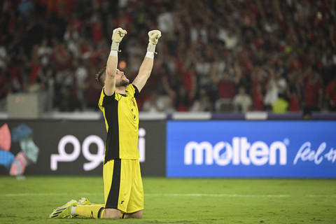 Kiper Timnas Indonesia Marteen Paes berselebrasi usai mengalahkan Timnas Bahrain pada pertandingan ronde ketiga Kualifikasi Piala Dunia 2026 Zona Asia di Stadion Utama Gelora Bung Karno, Senayan, Jakarta, Selasa (25/3/2025). Foto: Hafidz Mubarak A/ANTARA FOTO