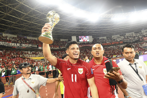 Pemain Timnas Indonesia Ragnar Oratmangoen mengangkat replika trofi Piala Dunia  pada pertandingan ronde ketiga Kualifikasi Piala Dunia 2026 zona Asia di Stadion Utama Gelora Bung Karno, Senayan, Jakarta, Selasa (25/3/2025). Foto: Muhammad Adimaja/ANTARA FOTO