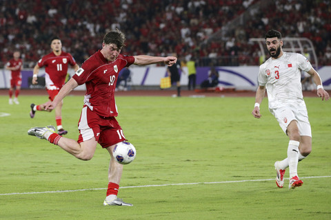 Pemain Timnas Indonesia berduel Ole Romeny menendang bola ke arah gawang Timnas Bahrain pada pertandingan ronde 3 Kualifikasi Piala Dunia 2026 Zona Asia di Stadion Utama Gelora Bung Karno, Senayan, Jakarta, Selasa (23/3/2025). Foto: Aditia Noviansyah/kumparan