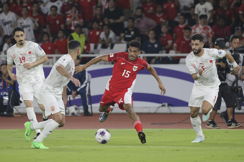 Pemain Timnas Indonesia Ricky Kambuaya berusaha melewati dua pemain Timnas Bahrain pada pertandingan ronde 3 Kualifikasi Piala Dunia 2026 Zona Asia di Stadion Utama Gelora Bung Karno, Senayan, Jakarta, Selasa (23/3/2025). Foto: Aditia Noviansyah/kumparan