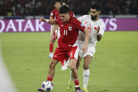 Pemain Timnas Indonesia Ragnar Oratmangoen berusaha melewati pemain Timnas Bahrain Abdulla Alkhalasi pada pertandingan ronde 3 Kualifikasi Piala Dunia 2026 Zona Asia di Stadion Utama Gelora Bung Karno, Senayan, Jakarta, Selasa (23/3/2025). Foto: Aditia Noviansyah/kumparan