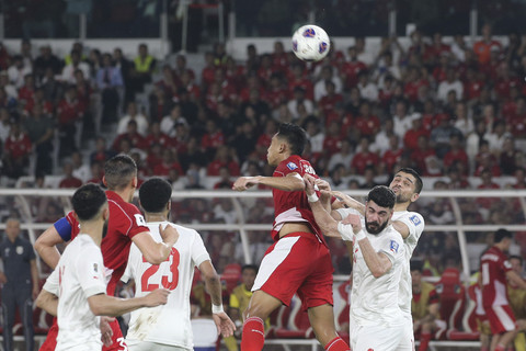 Pemain Timnas Indonesia Rizky Ridho berduel dengan dua pemain Timnas Bahrain pada pertandingan ronde 3 Kualifikasi Piala Dunia 2026 Zona Asia di Stadion Utama Gelora Bung Karno, Senayan, Jakarta, Selasa (23/3/2025). Foto: Aditia Noviansyah/kumparan
