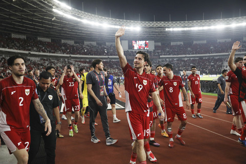 Pemain Timnas Indonesia Thom Haye menyapa suporter usai mengalahkan Timnas Bahrain pada pertandingan ronde ketiga Kualifikasi Piala Dunia 2026 Zona Asia di Stadion Utama Gelora Bung Karno, Jakarta, Selasa (23/3/2025). Foto: Aditia Noviansyah/kumparan