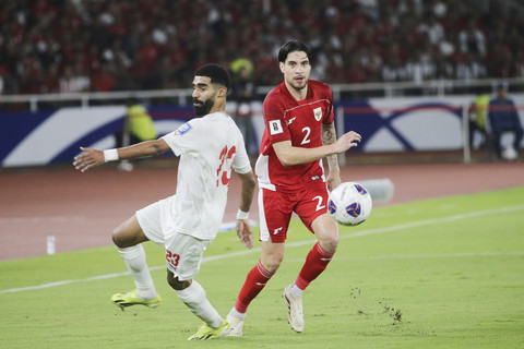 Pemain Timnas Indonesia Kevin Diks berusaha melewati pemain Timnas Bahrain Abdulla Alkhalasi pada pertandingan ronde ketiga Kualifikasi Piala Dunia 2026 Zona Asia di Stadion Utama Gelora Bung Karno, Jakarta, Selasa (23/3/2025). Foto: Aditia Noviansyah/kumparan
