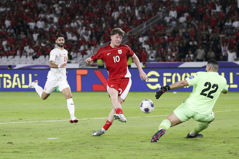 Pemain Timnas Indonesia Ole Romeny menendang bola ke arah gawang yang dijaga kiper Timnas Bahrain Ebrahim Lutfalla pada pertandingan Kualifikasi Piala Dunia 2026 ronde ketiga zona Asia di Stadion Utama Gelora Bung Karno, Jakarta, Selasa (25/3/2025). Foto: Aditia Noviansyah/kumparan
