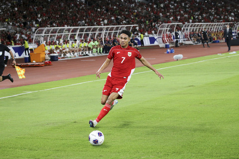 Pemain Timnas Indonesia Marselino Ferdinan berusaha mengontrol bola pada pertandingan ronde ketiga Kualifikasi Piala Dunia 2026 Zona Asia di Stadion Utama Gelora Bung Karno, Jakarta, Selasa (23/3/2025). Foto: Aditia Noviansyah/kumparan