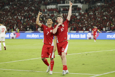 Pemain Timnas Indonesia Ole Romeny berselebrasi bersama Marselino Ferdinan usai mencetak gol ke gawang Bahrain pada pertandingan ronde ketiga Kualifikasi Piala Dunia 2026 zona Asia di Stadion Utama Gelora Bung Karno, Jakarta, Selasa (25/3/2025). Foto: Aditia Noviansyah/kumparan