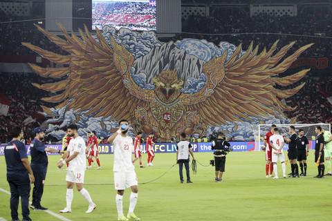 Pendukung Timnas Indonesia melakukan koreografi dalam pertandingan Grup C putaran ketiga Kualifikasi Piala Dunia 2026 zona Asia antara Timnas Indonesia melawan Timnas Bahrain di Stadion Utama Gelora Bung Karno, Senayan, Jakarta, Selasa (25/3/2025). Foto: Aditia Noviansyah/kumparan