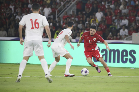 Pemain Timnas Indonesia Ragnar Oratmangoen berusaha melewati pemain Timnas Bahrain Ahmed Bughammar pada pertandingan ronde 3 Kualifikasi Piala Dunia 2026 Zona Asia di Stadion Utama Gelora Bung Karno, Senayan, Jakarta, Selasa (23/3/2025). Foto: Aditia Noviansyah/kumparan