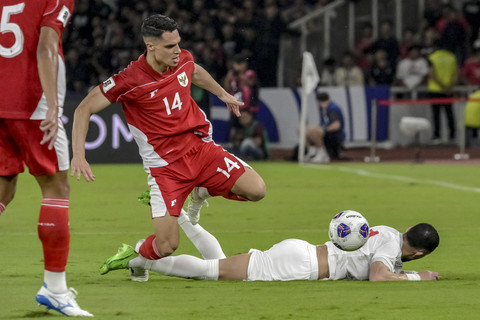Pemain Timnas Indonesia Joey Pelupessy berebut bola dengan pemain Timnas Bahrain Mahdi Humaidan pada pertanadingan ronde ketiga kualifikasi Piala Dunia 2026 zona Asia di Stadion Utama Gelora Bung Karno, Jakarta, Selasa (25/3/2025). Foto: Aditia Noviansyah/kumparan