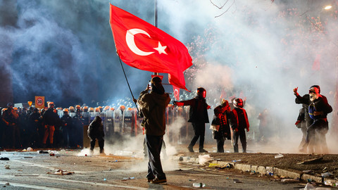 Seorang pria membawa bendera Turki saat orang-orang ikut serta dalam protes terhadap penangkapan Wali Kota Istanbul Ekrem Imamoglu sebagai bagian dari penyelidikan korupsi, di Istanbul, Turki, 24 Maret 2025.   Foto: REUTERS/Murad Sezer