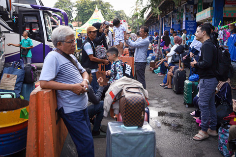 Sejumlah masyarakat menunggu kedatangan bus untuk mudik lebaran 2025 di Terminal Kampung Rambutan, Jakarta, Rabu (26/3/2025). Foto: Iqbal Firdaus/kumparan