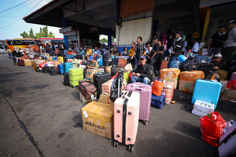 Sejumlah masyarakat menunggu kedatangan bus untuk mudik lebaran 2025 di Terminal Kampung Rambutan, Jakarta, Rabu (26/3/2025). Foto: Iqbal Firdaus/kumparan