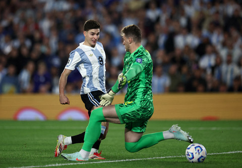 Pemain Argentina, Julian Alvarez, mencetak gol pertama saat hadapi timnas Brasil. Foto: REUTERS/Agustin Marcarian