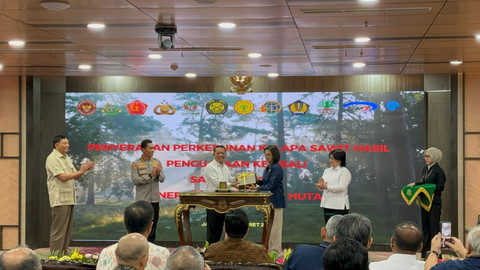 Penandatanganan Berita Acara Penguasaan Kembali Perkebunan Kelapa Sawit oleh Satgas Penertiban Kawasan Hutan dan Berita Acara Penyerahan Lahan Sawit ke PT Agrinas Palma Nusantara di Kejagung, Jakarta pada Rabu (26/3/2025). Foto: Abid Raihan/kumparan