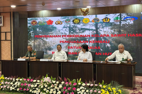 Penandatanganan Berita Acara Penguasaan Kembali Perkebunan Kelapa Sawit oleh Satgas Penertiban Kawasan Hutan dan Berita Acara Penyerahan Lahan Sawit ke PT Agrinas Palma Nusantara di Kejagung, Jakarta pada Rabu (26/3/2025). Foto: Abid Raihan/kumparan