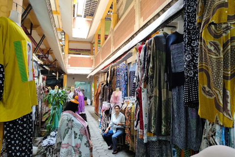 Penjual pakaian di Pasar Beringharjo Yogyakarta, Rabu (26/3/2025). Foto: Arfiansyah Panji Purnandaru/kumparan
