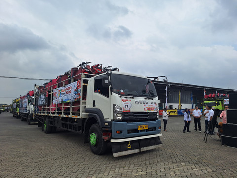 Petugas memeriksa dan menyiapkan kondisi motor dalam kegiatan pemberangkatan motor MBBH 2025 di Kelapa Gading, Jakarta Utara pada Rabu (26/3). Foto: Argya Maheswara/kumparan