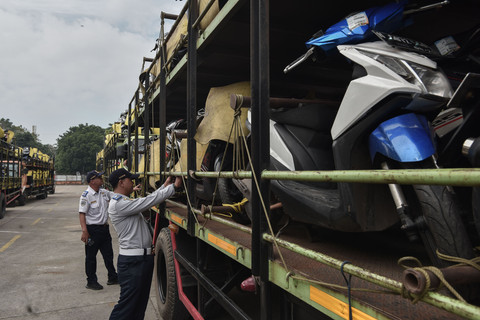 Petugas Dinas Perhubungan memeriksa keamanan motor pemudik Lebaran untuk diberangkatkan menggunakan truk di Terminal Pulogadung, Jakarta Timur, Rabu (26/3/2025).  Foto: ANTARA FOTO/ Fakhri Hermansyah