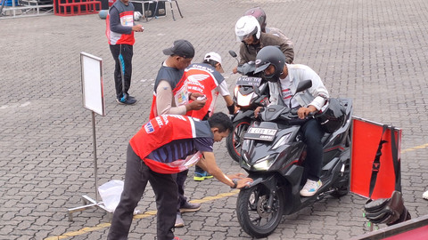 Peserta membawa sepeda motor untuk dipaketkan pada kegiatan Astra Honda Motor (AHM) menyelenggarakan Mudik & Balik Bareng Honda (MBBH).  Foto: Argya Maheswara/kumparan