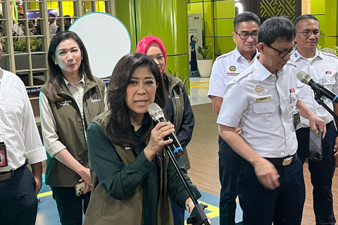 Menkomdigi Meutya Hafid menjawab pertanyaan wartawan di Stasiun Gambir, Jakarta Pusat, Rabu (26/3/2025). Foto: Alya Zahra/kumparan 