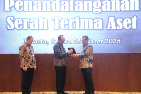 KPK serahkan empat aset barang rampasan negara senilai Rp 3,7 miliar kepada LPSK di Auditorium Kantor LPSK, Jakarta, Selasa (25/3/2025). Foto: KPK
