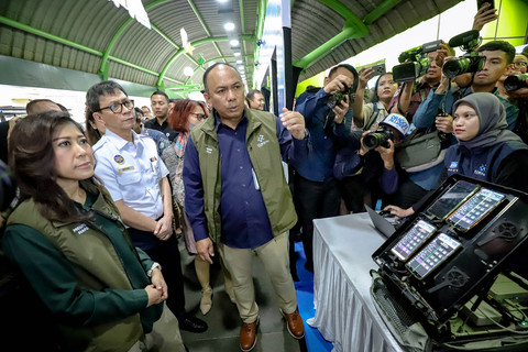 Menkomdigi Meutya Hafid posko mudik Hari Raya Idul Fitri 1445 H di Stasiun Gambir, Jakarta, Rabu (26/3/2025). Foto: Jamal Ramadhan/kumparan