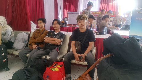 Tiga sahabat asal Madura pulang kampung ke Madura dari Terminal Kampung Rambutan, Jaktim, Rabu (26/3/2025). Foto: Thomas Bosco/kumparan