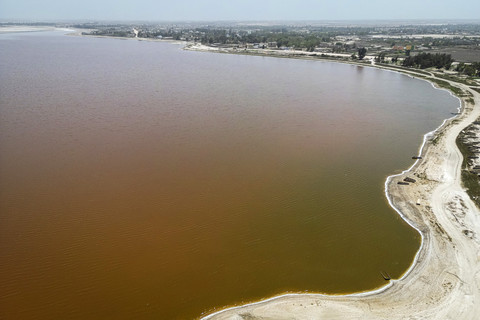Pemandangan udara Danau Retba, yang dikenal sebagai Danau Merah Muda, di Senegal pada 19 Maret 2025. Foto: PATRICK MEINHARDT / AFP