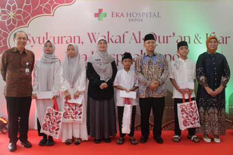 Eka Hospital Depok menyerahkan santunan kepada anak-anak yatim pada acara Syukuran Wakaf Al-Qur'an & Syukuran Eka Hospital Depok pada Kamis (25/3). Foto: Dok. Eka Hospital