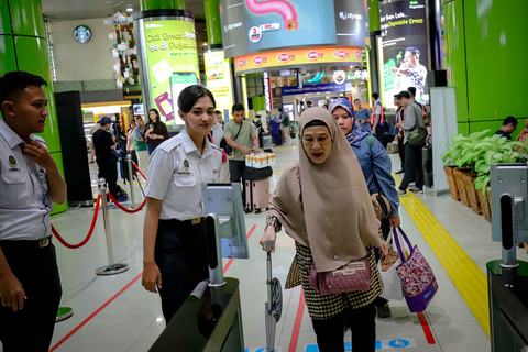 Seorang penumpang berjalan melewati face recognition atau pemindai wajah di Stasiun Gambir, Jakarta, Rabu (26/3/2025). Foto: Jamal Ramadhan/kumparan