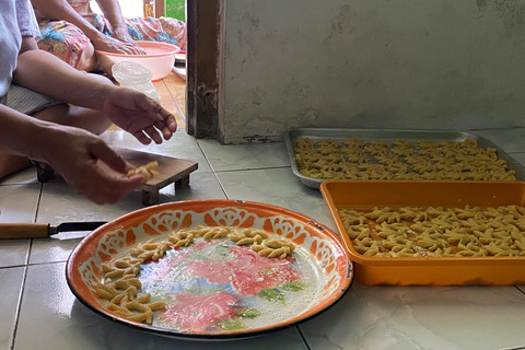 Warga Sleman Siti Asiyah membuat Janagel jelang Lebaran, kue khas yang sudah ada sejak zaman Belanda. Foto: Dok. Prakoso