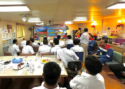 Direksi Pertamina International Shipping saat meninjau kesiapan operasional kapal pengangkut BBM dan LPG menjelang puncak arus mudik dan balik Lebaran 2025. Foto: Dok. Pertamina