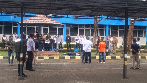 Suasana pra rekonstruksi kasus kematian seorang mahasiswa di Universitas Kristen Indonesia (UKI), Jakarta Timur, Rabu (26/3/2025). Foto: Thomas Bosco/kumparan