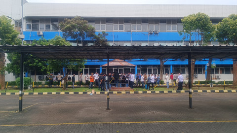 Suasana pra rekonstruksi kasus kematian seorang mahasiswa di Universitas Kristen Indonesia (UKI), Jakarta Timur, Rabu (26/3/2025). Foto: Thomas Bosco/kumparan