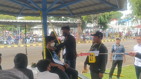Suasana pra rekonstruksi kasus kematian seorang mahasiswa di Universitas Kristen Indonesia (UKI), Jakarta Timur, Rabu (26/3/2025). Foto: Thomas Bosco/kumparan