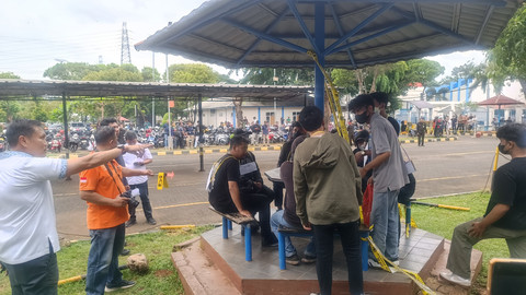 Suasana pra rekonstruksi kasus kematian seorang mahasiswa di Universitas Kristen Indonesia (UKI), Jakarta Timur, Rabu (26/3/2025). Foto: Thomas Bosco/kumparan