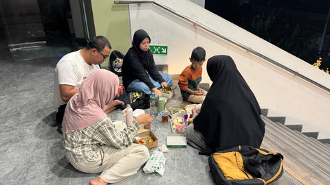 Keluarga yang melaksanakan ibadah iktikaf di Masjid Walidah Dahlan, Universitas 'Aisyiyah (UNISA) Yogyakarta. Foto: Arif UT/Pandangan Jogja