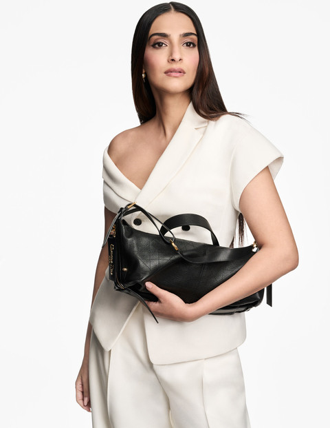 Aktris Sonam Kapoor berpose mengenakan D-Journey Dior. Foto: Dior