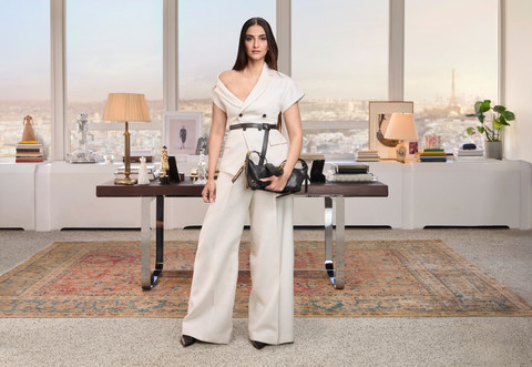 Aktris Sonam Kapoor berpose mengenakan D-Journey Dior. Foto: Dior
