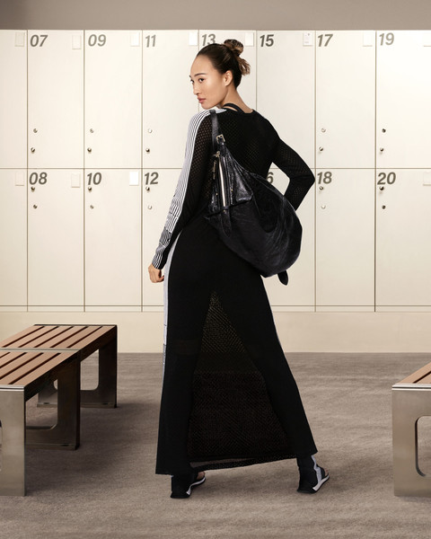 Atlet Zheng Qinwen berpose mengenakan D-Journey Dior. Foto: Dior