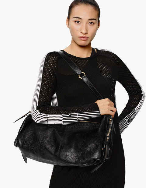 Atlet Zheng Qinwen berpose mengenakan D-Journey Dior. Foto: Dior