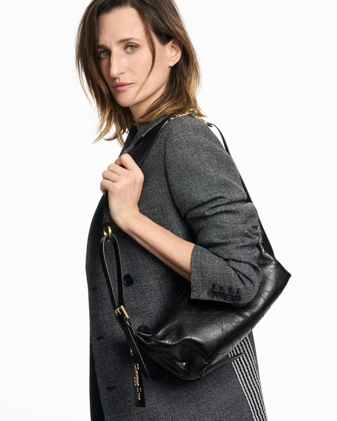 Camille Cottin berpose mengenakan D-Journey Dior. Foto: Dior