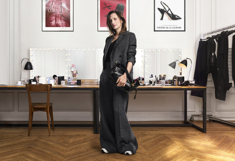 Camille Cottin berpose mengenakan D-Journey Dior. Foto: Dior