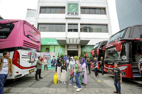 Sejumlah pemudik bersiap menaiki bus saat program Mudik Gratis PKB 2025 di Kantor DPP PKB, Jakarta, Rabu (26/3/2025). Foto: Jamal Ramadhan/kumparan